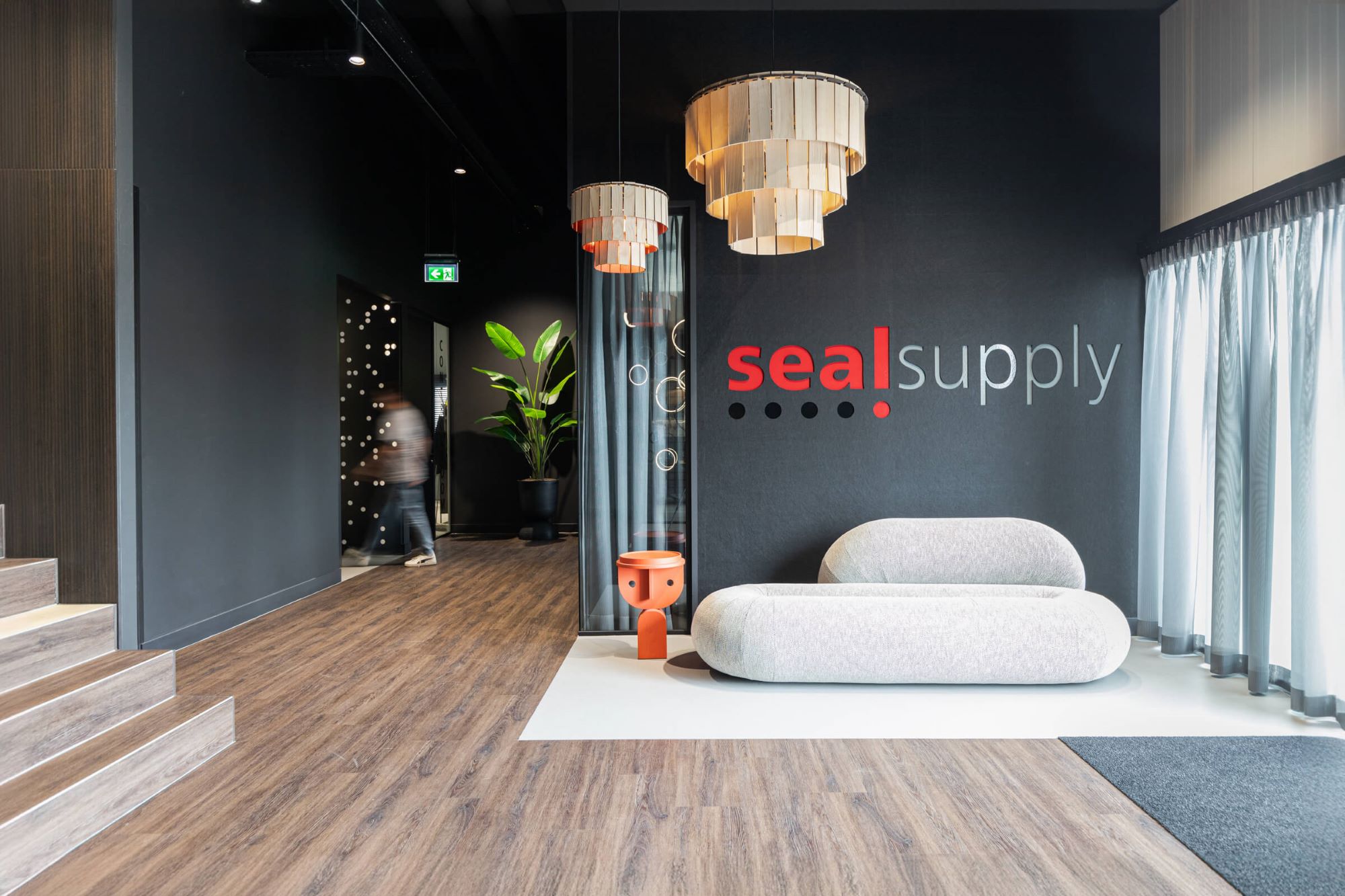 Wij verzorgden het lichtontwerp en de realisatie voor het nieuwbouwkantoor van SealSupply, waarbij we in samenwerking met EQ interieurs een inspirerende en functionele werkomgeving creëerden die het interieur versterkt.